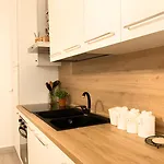 New! Cozy Retreat - 15min Colosseum & 5min Metro - Wifi, Ac
