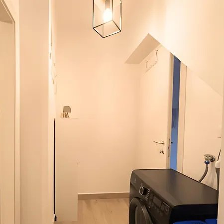 New! Cozy Retreat - 15min Colosseum & 5min Metro - Wifi, Ac Roma