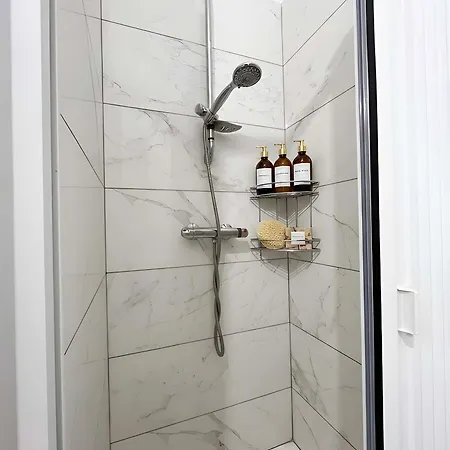شقة New! Cozy Retreat - 15min Colosseum & 5min Metro - Wifi, Ac