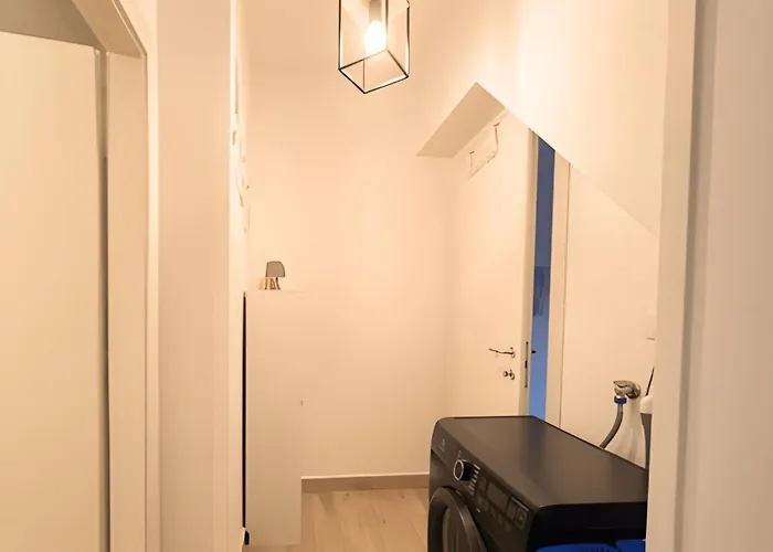 New! Cozy Retreat - 15min Colosseum & 5min Metro - Wifi, Ac Roma